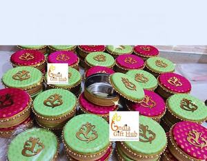Boîte décorative multifonctionnelle en acier inoxydable avec Ganesha Laddu en tissu fait main par un designer, cadeau idéal pour un mariage ou un anniversaire - Product Image 2