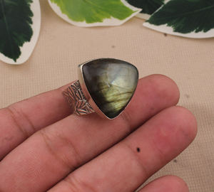 Bague de mariage classique minimaliste en argent sterling 925 avec triangle de labradorite, pierre à éclat bleu taille brillant rond, bijoux pour femme - Product Image 1