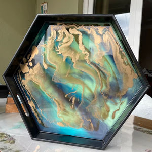 Bandeja de Servir de Madera Hecha a Mano con Resina Epoxi y Patrón de Humo Dorado - Product Image 1