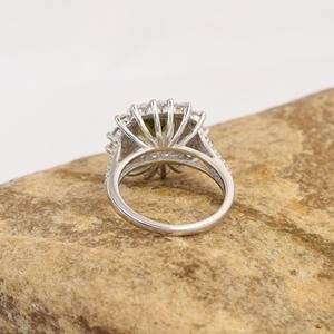 Anillo de Compromiso y Matrimonio de Plata de Ley 925 Chapado en Oro con Circonita Cúbica Verde de Lujo, Nueva Colección 2026, Joyería Fina para Mujer - Product Image 3