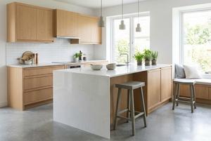 Ensemble de 2 tabourets modernes en bois d'hévéa avec assise courbée - Meubles durables pour la maison, idéaux pour une table basse - Product Image 4