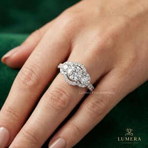 Bague de promesse de luxe à trois pierres en diamant de laboratoire taille ronde, bague demi-éternité pavée de diamants, cadeau d'anniversaire minimaliste pour filles - Product Image 1