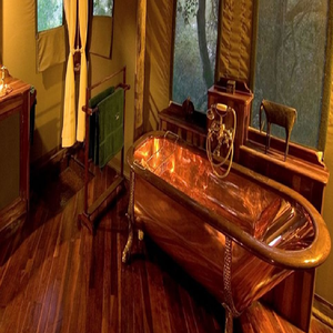 Baignoire élégante en cuivre finition étain avec quincaillerie dorée. Un magnifique mélange de tons métalliques. Disponible aux prix de gros. - Product Image 3