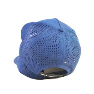 Casquette de baseball unisexe personnalisée à 5 panneaux, logo brodé bleu, perforations découpées au laser, casquette de sport imperméable 100% polyester - Product Image 1