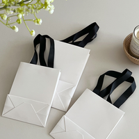 LOGO personnalisé Nouveau sac en papier tendance simple, Sac à main d'emballage de vêtements élégant de luxe de haute qualité, Sac de transport pour le shopping