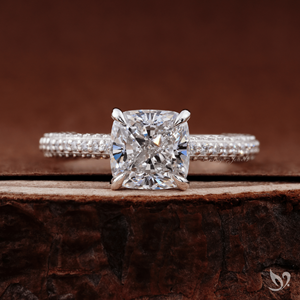 Anillo de Compromiso de Lujo con Tres Hileras de Diamantes Cultivados en Laboratorio con Corte Cojín de 2 Quilates, Certificado IGI, Oro Blanco de 10K, Romántico y Suave, Forma Cuadrada - Product Image 1