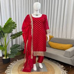 Traje de Kurta y Pantalón de Seda de Diseño VASTRA COTTAGE con Intrincado Trabajo de Hilo y Lentejuelas y Dupatta a Juego para Fiestas y Bodas - Product Image 1