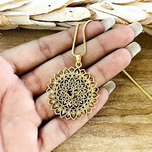 Pendentif Om Bohème au Design Unique, Bijou Spirituel en Laiton pour Femme, Plaqué Or 18 carats, Breloque Lotus Mandala Filigrane pour Vente en Gros OEM ODM - Product Image 3