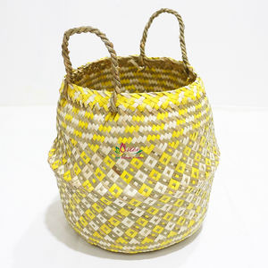 Panier de rangement durable en feuille de palmier à motif jaune tissé à la main pour un rangement élégant et un décor moderne - Product Image 1