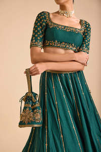 Blusa Corta de Seda con Bordado Floral Verde, Trabajo Artesanal, Cierre Trasero con Lazo, Ropa Formal India para Mujer - Product Image 2