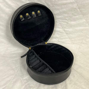 Boîte de rangement ronde pour bijoux en cuir de vachette véritable, artisanale, avec motif à carreaux et design floral, parfaite pour les femmes - Product Image 6