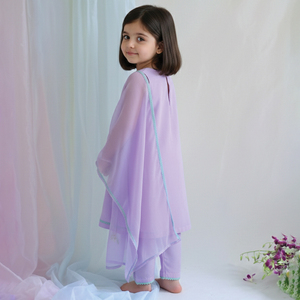 Kurti para Niñas de Excelente Calidad de Tela con Cuello en V y Diseño Floral en Color Morado Suave para Niñas de 1 a 9 Años a Bajo Precio - Product Image 6