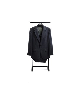 Perchero con estructura metálica y base rectangular para almacenamiento de ropa, diseño minimalista, para uso en dormitorio. - Product Image 5