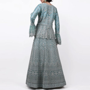 Robe de soirée élégante pour femme, robe longue en satin avec fente latérale, robe de soirée pour femme avec broderie florale - Product Image 2