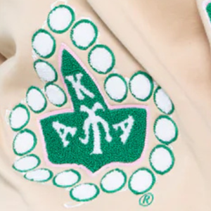 เสื้อสเวตเชิ้ต AKA Sorority Inc ลายปักด้านหลังแบบ Tan Chenille สำหรับผู้หญิง ปักตัวอักษรกรีก คุณภาพพรีเมียม คอกลม - Product Image 4