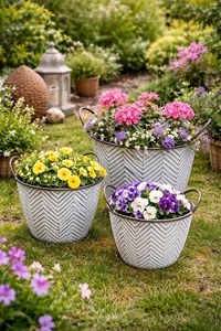 Ensemble de 3 pots de fleurs design haut de gamme, élégants et adaptés aux arrangements floraux colorés et à la décoration paysagère, en provenance d'Inde. - Product Image 6