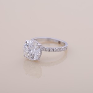 Anillo de Compromiso y Boda con Halo Oculto de Diamante Cultivado en Laboratorio, Corte Brillante Redondo, Certificado por IGI, con Banda Pavé en Plata de Ley 925 - Product Image 2