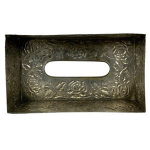 Caja de pañuelos de metal con acabado plateado y diseño floral, perfecta para la cocina, la sala de estar y el comedor. Venta al por mayor desde India. - Product Image 6