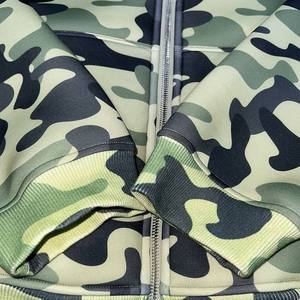 เสื้อฮู้ดลายพรางโลโก้แบบกำหนดเอง เสื้อฮู้ดสตรีทแวร์ลายพราง เสื้อฮู้ดซิปผู้ชายไซส์ใหญ่ - Product Image 3