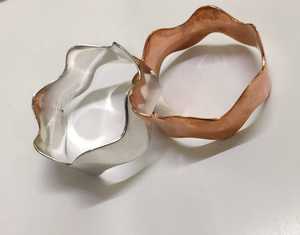 Ronds de serviette en métal en forme de fleur moderne, finition argent et cuivre - Product Image 1