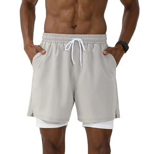 Pantalones cortos deportivos Fabletics para hombre, con logo personalizado, modelo Lift Daily de 5 pulgadas, estilo streetwear, para verano, gimnasio y entrenamiento. - Product Image 3