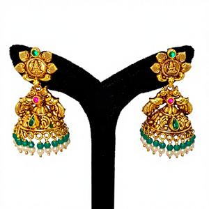 Boucles d'oreilles Jhumka en or massif 22 carats, style antique, motif Lakshmi, faites à la main, avec émeraudes vertes et perles naturelles - Product Image 1