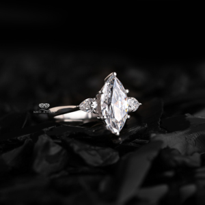 Anillo de Compromiso con Tres Diamantes Cultivados en Laboratorio, Corte Marquesa, Oro de 14K, 2.40ct de Peso Total, Piedras Laterales en Forma de Pera, Anillo de Novia para Boda - Product Image 3