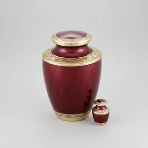 Urne commémorative en métal bordeaux riche, finition craquelée, motif vigne, avec détails dorés et couvercle ajusté - Product Image 4