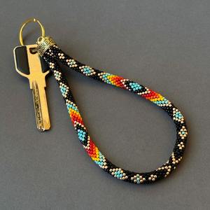 WE HERE EXPORTS Cadena de Muñeca Hecha a Mano para Mujer con Perlas de Imitación, Diseño de Llave Colorida, Soporte Duradero para Anillos, Uso Diario - Product Image 5