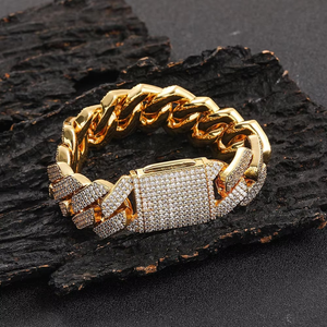 สร้อยข้อมือแบบโซ่หนาสำหรับผู้หญิง Mariner Cuban Hybrid Link ประดับเพชรแล็บไมโครเพฟ ทองคำ รับรองโดย IGI - Product Image 2