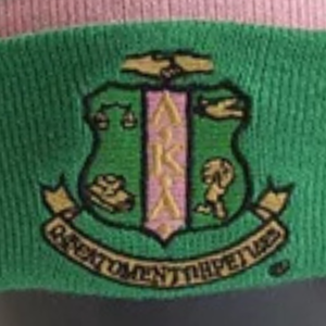 Gorro de Punto Rosa y Verde AKA con Pompón Verde, Escudo Bordado y Diseño de Invierno 1908, Color Rosa y Verde - Product Image 5