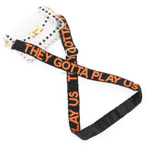 Sangle de sac perlée personnalisée, ils doivent nous jouer | Sangle bandoulière en perles de rocaille faite à la main avec texte | Bandoulière réglable - Product Image 1