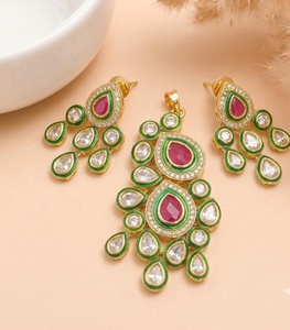 Conjunto de Collar y Pendientes de Latón Chapado en Oro con Rubí CZ - Joyería Nupcial India de Bollywood - Product Image 1