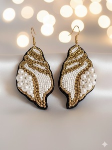 Pendientes Colgantes Hechos a Mano con Cuentas y Perlas, Adornados con Plumas Blancas y Doradas, Joyería para Mujer - Product Image 1