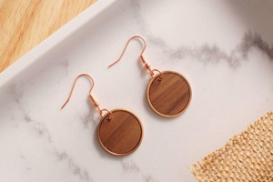 Boucles d'oreilles circulaires en bois plaqué or rose avec incrustation de bois rouge, bijoux artisanaux - Product Image 6