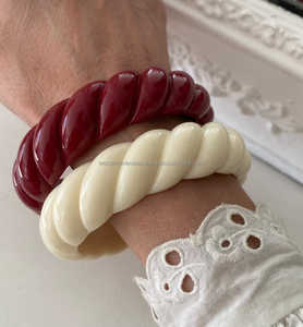 Bracelet et collier élégants en résine faits à la main pour femmes bijoux faits à la main à la mode - Product Image 4