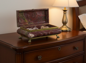 Boîte à bijoux de luxe en jaspe rouge sur pieds - Cofret à souvenirs artisanal en pierre naturelle avec accents en laiton pour une décoration intérieure élégante et des cadeaux - Product Image 3