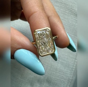 Luxury Radiant Cut Lab Grown <b>Diamond</b> <b>Ring</b> In 9K 14K And 18K Gold For Women Perfect For Engagement Wedding And Anniversary Gift - Product Image 1