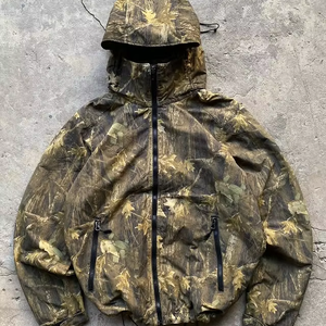 เสื้อฮู้ดผู้ชายแบบกำหนดเองจากผู้ผลิต ผ้าไนลอน 100% ระบายอากาศได้ดี แห้งเร็ว สำหรับฤดูหนาว เสื้อผ้าสั่งทำพิเศษ - Product Image 1