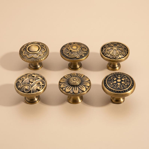Tiradores de latón retro con diseño floral para gabinetes, tiradores de cajones de bronce antiguo, herrajes vintage para cómodas, manijas decorativas para muebles de cocina - Product Image 1