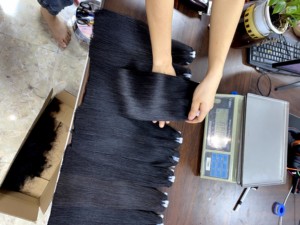 ผมแท้ของคนอินเดียแบบ Remy  แบบถักเป็นช่อ  แบบ Double Drawn  แบบ Single Weft  สำหรับต่อผม  สีดำธรรมชาติ - Product Image 3
