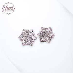เชอร์รี่ จิวเวลส์ |   ต่างหูเพชรแท้ทรงกลมเจียระไนแบบบริลเลียนท์ ทองคำขาว 18K ดีไซน์ดอกไม้ สไตล์คลาสสิก เครื่องประดับสำหรับผู้หญิง - Product Image 1