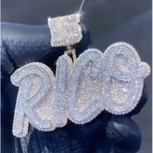 Colgante de Letra Personalizado con Moissanita, Joyería Fina de Plata Sólida 925, Colgante Redondo con Nombre/Logotipo de Moissanita para Collar - Product Image 1