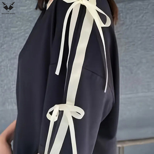 Camiseta de manga corta para mujer, color morado con rayas blancas y diseño de lazo, camiseta ligera para uso informal, top cómodo y elegante - Product Image 2