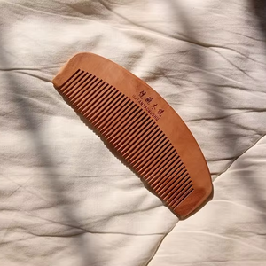 Peigne à cheveux en bois de neem massif, peigne de toilettage pour les soins quotidiens des cheveux, massage du cuir chevelu et coiffage avec une finition lisse - Product Image 1