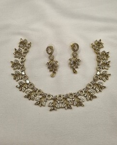 Ensemble collier et boucles d'oreilles assorties avec pendentif feuille serti de pierres ovales, bijoux ethniques traditionnels pour femmes. - Product Image 6