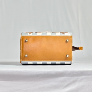 Bolsa de Viaje de Cuero a Cuadros con Panel de Piel de Vaca en Forma de Corazón, Cierre de Cremallera, Estilo Lujoso - Product Image 3