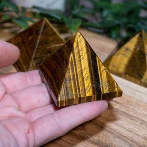 พีระมิดคริสตัลไทเกอร์อายธรรมชาติแกะสลักจากอัญมณี ขัดเงาสำหรับตกแต่งบ้านตามหลักฮวงจุ้ยและการทำสมาธิ - Product Image 1