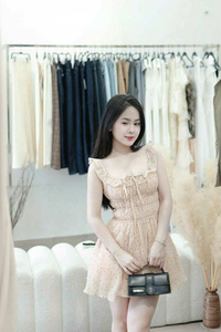 Vestido midi de poliéster tejido con estampado de lunares, hombros descubiertos, fruncido, cintura natural, ligero, transpirable, de secado rápido, estilo casual vietnamita. - Product Image 6