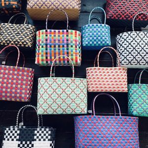 MEILLEUR PRIX Blue Lotus 2025 Sac en plastique tissé à la main Fourre-tout réutilisable Eco Chic Parfait pour les aventures estivales - Product Image 3